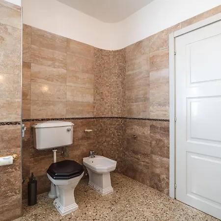 Noctis Oda ve Kahvaltı 4*